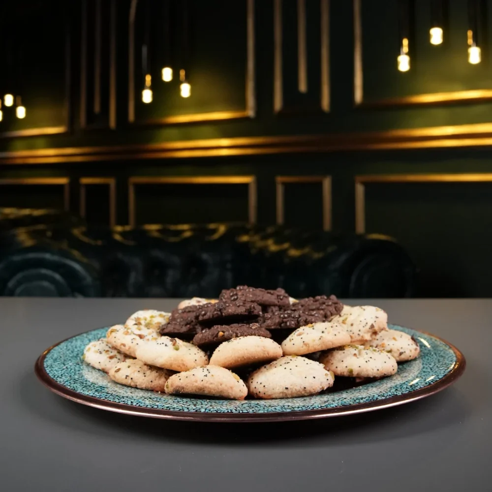 طبق نحاسي مرصع بالفيروز