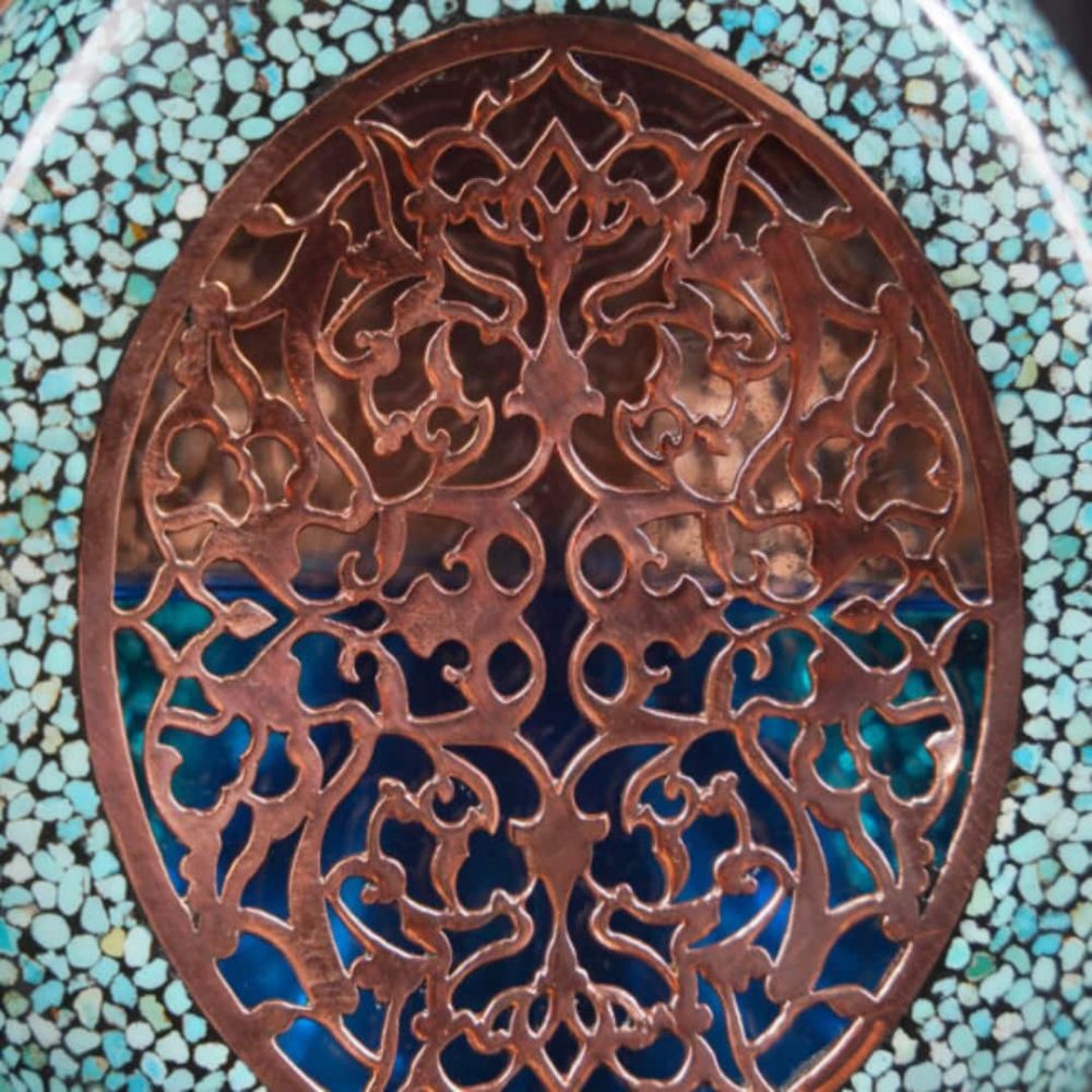 ⁦قنينة مزخرفة بشبكة مثلثية ومطعمة بالفيروز⁩ - الصورة ⁦3⁩