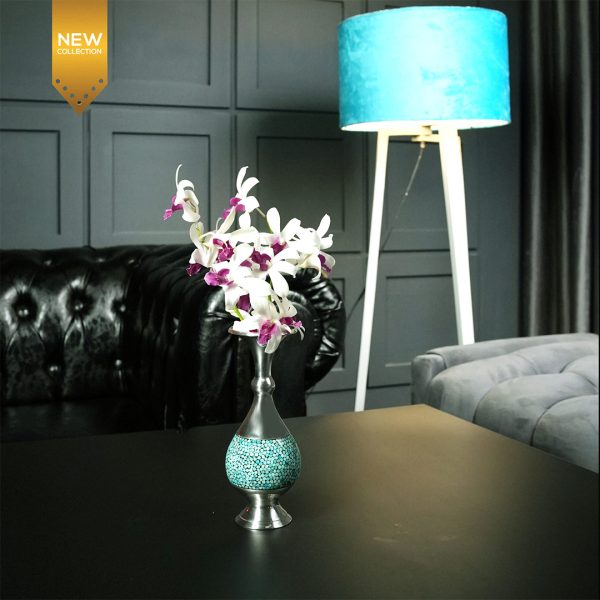 مزهرية سُراحي فضية مطعّمة بالفيروز