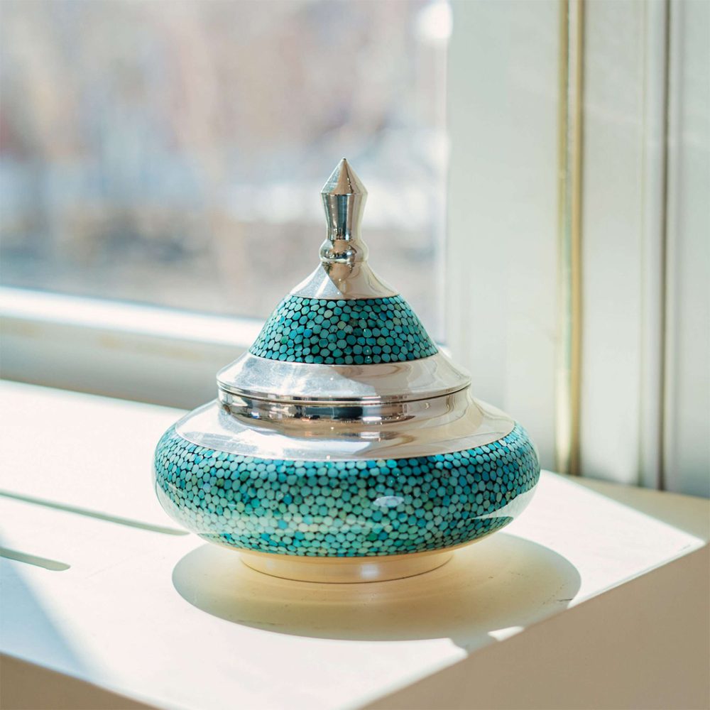 طبق تقديم فضي وديكور بالفيروز