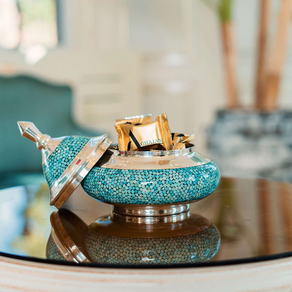 ⁦طبق تقديم فضي وديكور بالفيروز⁩ - الصورة ⁦2⁩